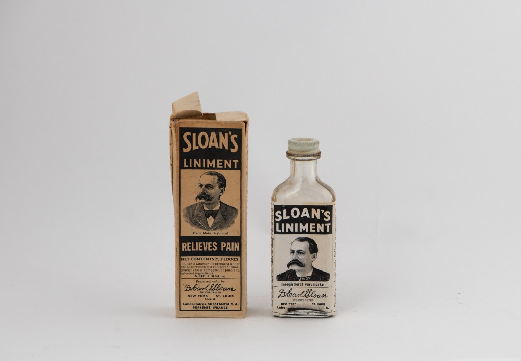 Flaske med Sloan's liniment og pakning, merka med "RELIEVES PAIN"