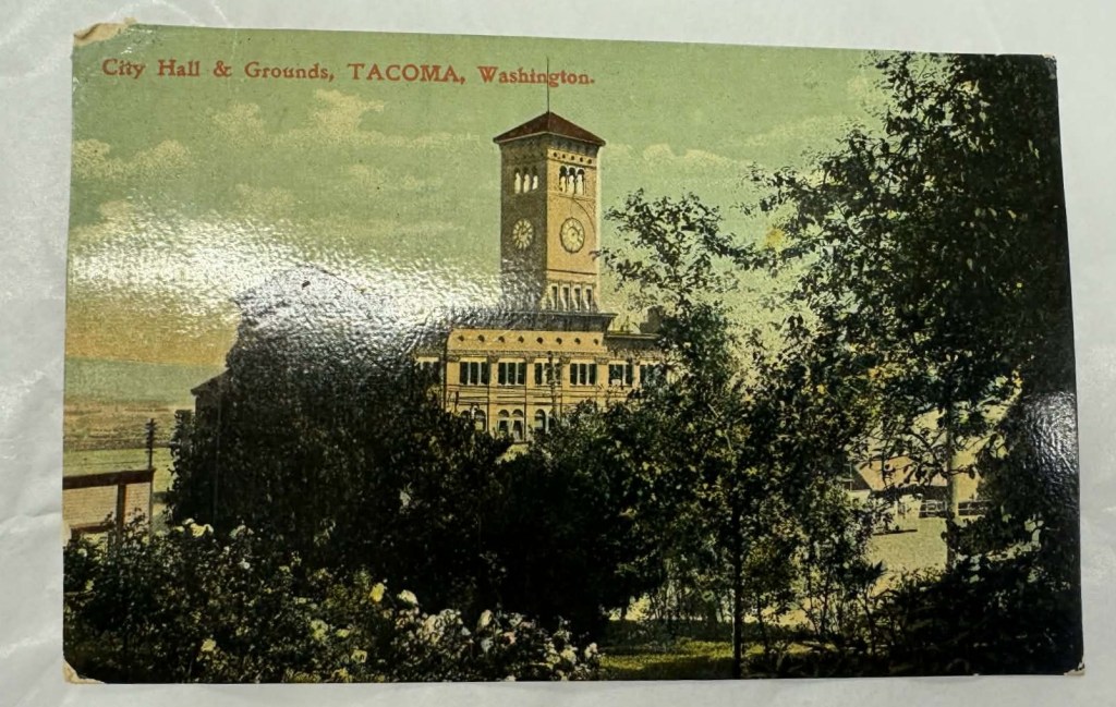 Postkort av Tacoma rådhus og område, med klokketårn og grønt landskap.